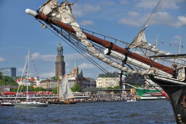 hamburg stadtansicht mit schiff www mediaserver hamburg de c spahrbier